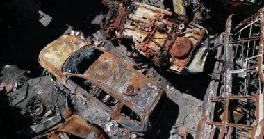 Teknoloji mezarlığı. Bucha şehrinin bombalanması sırasında şehir boşaltılırken terk edilmiş sivil araçlar. Ukrayna 'da savaş. Havadan