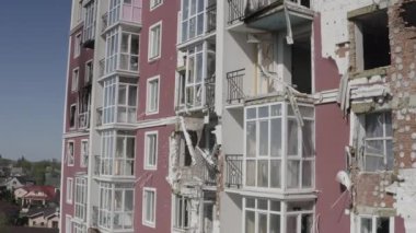 Hava saldırısından sonra yıkılan modern ev. Ukrayna 'da savaş. Felaket. Mermilerden duvarlarda delikler var. Felaket. Havadan. Gostomel Şehri. 
