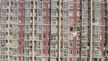 Hava saldırısından sonra yıkılan modern ev. Ukrayna 'da savaş. Felaket. Mermilerden duvarlarda delikler var. Felaket. Havadan. Gostomel Şehri. 