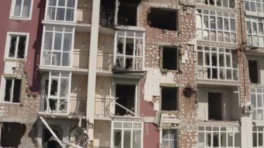 Hava saldırısından sonra yıkılan modern ev. Ukrayna 'da savaş. Felaket. Mermilerden duvarlarda delikler var. Felaket. Havadan. Gostomel Şehri. 