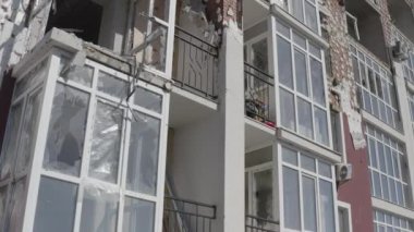 Hava saldırısından sonra yıkılan modern ev. Ukrayna 'da savaş. Felaket. Mermilerden duvarlarda delikler var. Felaket. Havadan. Gostomel Şehri. 