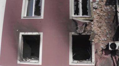 Hava saldırısından sonra yıkılan modern ev. Ukrayna 'da savaş. Felaket. Mermilerden duvarlarda delikler var. Felaket. Havadan. Gostomel Şehri. 