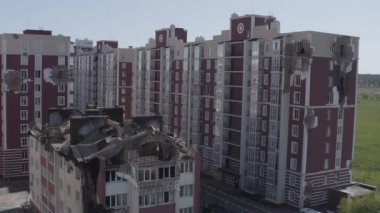 Hava saldırısından sonra yıkılan modern ev. Ukrayna 'da savaş. Felaket. Mermilerden duvarlarda delikler var. Felaket. Havadan. Gostomel Şehri. 