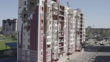 Hava saldırısından sonra yıkılan modern ev. Ukrayna 'da savaş. Felaket. Mermilerden duvarlarda delikler var. Felaket. Havadan. Gostomel Şehri. 