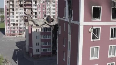 Hava saldırısından sonra yıkılan modern ev. Ukrayna 'da savaş. Felaket. Mermilerden duvarlarda delikler var. Felaket. Havadan. Gostomel Şehri. 