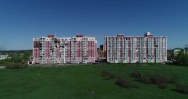 Hava saldırısından sonra yıkılan modern ev. Ukrayna 'da savaş. Felaket. Mermilerden duvarlarda delikler var. Felaket. Havadan. Gostomel Şehri. 