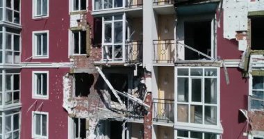 Hava saldırısından sonra yıkılan modern ev. Ukrayna 'da savaş. Felaket. Mermilerden duvarlarda delikler var. Felaket. Havadan. Gostomel Şehri. 