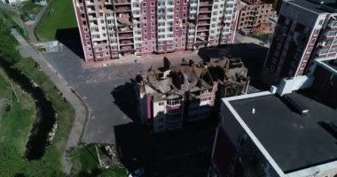 Hava saldırısından sonra yıkılan modern ev. Ukrayna 'da savaş. Felaket. Mermilerden duvarlarda delikler var. Felaket. Havadan. Gostomel Şehri. 