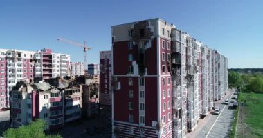 Hava saldırısından sonra yıkılan modern ev. Ukrayna 'da savaş. Felaket. Mermilerden duvarlarda delikler var. Felaket. Havadan. Gostomel Şehri. 
