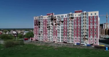 Hava saldırısından sonra yıkılan modern ev. Ukrayna 'da savaş. Felaket. Mermilerden duvarlarda delikler var. Felaket. Havadan. Gostomel Şehri. 