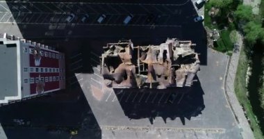 Hava saldırısından sonra yıkılan modern ev. Ukrayna 'da savaş. Felaket. Mermilerden duvarlarda delikler var. Felaket. Havadan. Gostomel Şehri. 