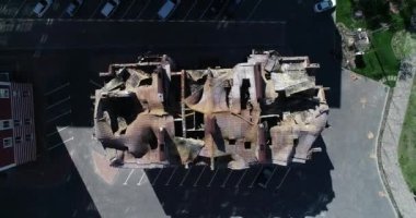 Hava saldırısından sonra yıkılan modern ev. Ukrayna 'da savaş. Felaket. Mermilerden duvarlarda delikler var. Felaket. Havadan. Gostomel Şehri. 