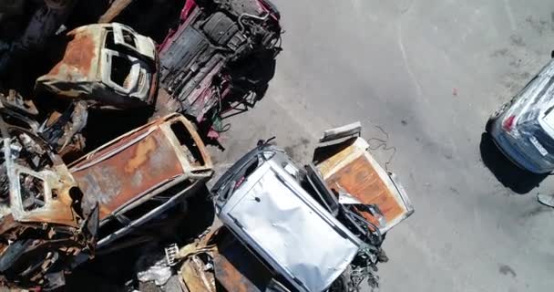 技术公墓 在轰炸布查市期间 在撤离该市期间 抛弃了平民的汽车 乌克兰战争 空中业务 — 图库视频影像