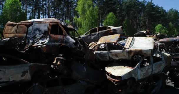 テクノロジー墓地 ブチャの街の爆撃中に街の避難中に民間人の放棄された車 ウクライナでの戦争 — ストック動画