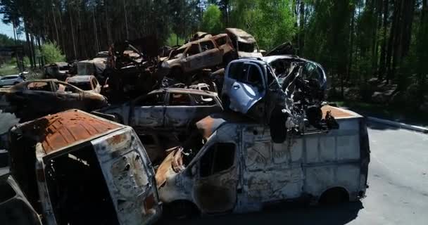 Technologiefriedhof Verlassene Autos Von Zivilisten Während Der Evakuierung Der Stadt — Stockvideo
