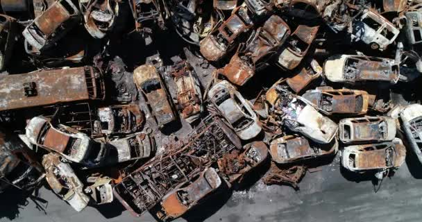 Cementerio Tecnológico Coches Abandonados Civiles Durante Evacuación Ciudad Durante Bombardeo — Vídeo de stock