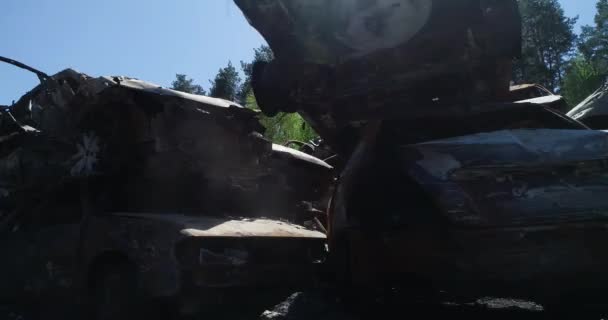 テクノロジー墓地 ブチャの街の爆撃中に街の避難中に民間人の放棄された車 ウクライナでの戦争 — ストック動画