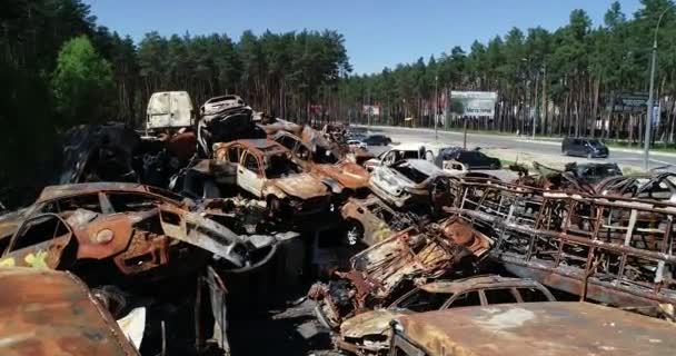Teknikkyrkogården Övergivna Bilar Civila Evakueringen Staden Bombningen Staden Bucha Krig — Stockvideo