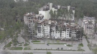 Sivillerin bulunduğu binalara yapılan hava saldırısının ardından yıkım. Ukrayna 'da savaş. Yıkılmış evler. Havadan. Irpin Şehri. 