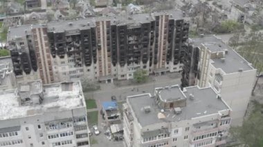 Sivillerin bulunduğu binalara yapılan hava saldırısının ardından yıkım. Ukrayna 'da savaş. Yıkılmış evler. Havadan. Irpin Şehri. 