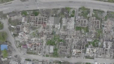 Sivillerin bulunduğu binalara yapılan hava saldırısının ardından yıkım. Ukrayna 'da savaş. Yıkılmış evler. Havadan. Irpin Şehri. 