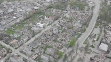 Sivillerin bulunduğu binalara yapılan hava saldırısının ardından yıkım. Ukrayna 'da savaş. Yıkılmış evler. Havadan. Irpin Şehri. 