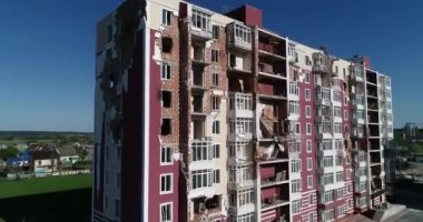 Hava saldırısından sonra yıkılan modern ev. Ukrayna 'da savaş. Felaket. Mermilerden duvarlarda delikler var. Felaket. Havadan. Gostomel Şehri. 