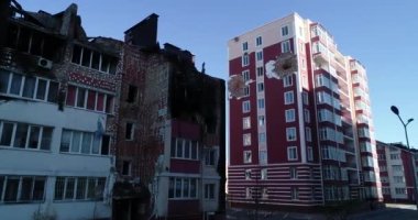 Hava saldırısından sonra yıkılan modern ev. Ukrayna 'da savaş. Felaket. Mermilerden duvarlarda delikler var. Felaket. Havadan. Gostomel Şehri. 