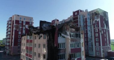 Hava saldırısından sonra yıkılan modern ev. Ukrayna 'da savaş. Felaket. Mermilerden duvarlarda delikler var. Felaket. Havadan. Gostomel Şehri. 