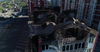 Hava saldırısından sonra yıkılan modern ev. Ukrayna 'da savaş. Felaket. Mermilerden duvarlarda delikler var. Felaket. Havadan. Gostomel Şehri. 