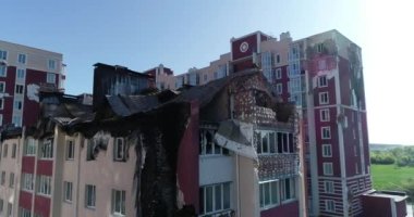 Hava saldırısından sonra yıkılan modern ev. Ukrayna 'da savaş. Felaket. Mermilerden duvarlarda delikler var. Felaket. Havadan. Gostomel Şehri. 