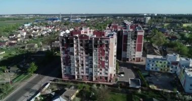 Hava saldırısından sonra yıkılan modern ev. Ukrayna 'da savaş. Felaket. Mermilerden duvarlarda delikler var. Felaket. Havadan. Gostomel Şehri. 