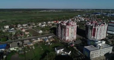 Hava saldırısından sonra yıkılan modern ev. Ukrayna 'da savaş. Felaket. Mermilerden duvarlarda delikler var. Felaket. Havadan. Gostomel Şehri. 