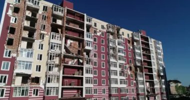 Hava saldırısından sonra yıkılan modern ev. Ukrayna 'da savaş. Felaket. Mermilerden duvarlarda delikler var. Felaket. Havadan. Gostomel Şehri. 