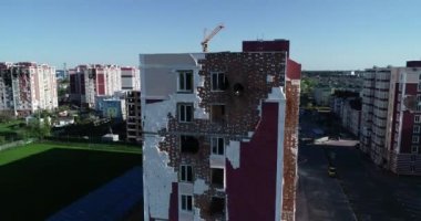 Hava saldırısından sonra yıkılan modern ev. Ukrayna 'da savaş. Felaket. Mermilerden duvarlarda delikler var. Felaket. Havadan. Gostomel Şehri. 