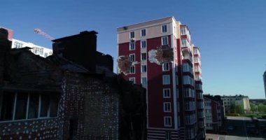 Hava saldırısından sonra yıkılan modern ev. Ukrayna 'da savaş. Felaket. Mermilerden duvarlarda delikler var. Felaket. Havadan. Gostomel Şehri. 