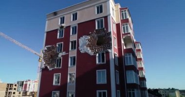 Hava saldırısından sonra yıkılan modern ev. Ukrayna 'da savaş. Felaket. Mermilerden duvarlarda delikler var. Felaket. Havadan. Gostomel Şehri. 