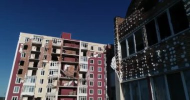 Hava saldırısından sonra yıkılan modern ev. Ukrayna 'da savaş. Felaket. Mermilerden duvarlarda delikler var. Felaket. Havadan. Gostomel Şehri. 