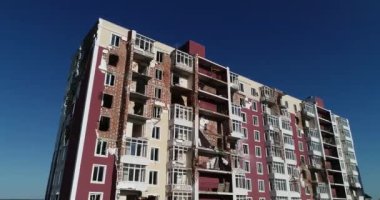 Hava saldırısından sonra yıkılan modern ev. Ukrayna 'da savaş. Felaket. Mermilerden duvarlarda delikler var. Felaket. Havadan. Gostomel Şehri. 
