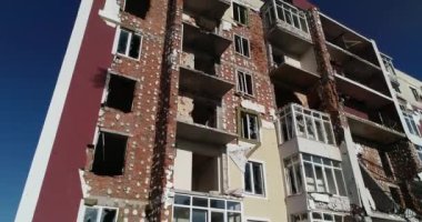 Hava saldırısından sonra yıkılan modern ev. Ukrayna 'da savaş. Felaket. Mermilerden duvarlarda delikler var. Felaket. Havadan. Gostomel Şehri. 