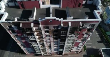 Hava saldırısından sonra yıkılan modern ev. Ukrayna 'da savaş. Felaket. Mermilerden duvarlarda delikler var. Felaket. Havadan. Gostomel Şehri. 