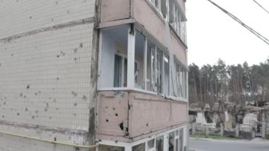 Rusya 'nın Ukrayna' ya yaptığı saldırıdan sonra Bucha şehrindeki Kyiv bölgesinde hasar gören yerleşim yeri. Rus-Ukrayna savaşı. Havadan. Evde yangın var.. 