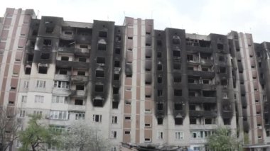 Rusya 'nın Ukrayna' ya yaptığı saldırıdan sonra Bucha şehrindeki Kyiv bölgesinde hasar gören yerleşim yeri. Rus-Ukrayna savaşı. Havadan. Evde yangın var.. 