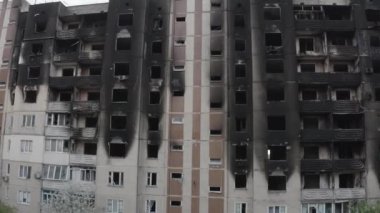 Rusya 'nın Ukrayna' ya yaptığı saldırıdan sonra Bucha şehrindeki Kyiv bölgesinde hasar gören yerleşim yeri. Rus-Ukrayna savaşı. Havadan. Evde yangın var.. 