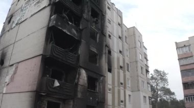 Rusya 'nın Ukrayna' ya yaptığı saldırıdan sonra Bucha şehrindeki Kyiv bölgesinde hasar gören yerleşim yeri. Rus-Ukrayna savaşı. Havadan. Evde yangın var.. 
