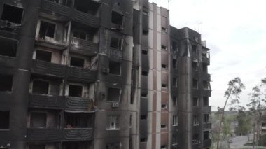 Rusya 'nın Ukrayna' ya yaptığı saldırıdan sonra Bucha şehrindeki Kyiv bölgesinde hasar gören yerleşim yeri. Rus-Ukrayna savaşı. Havadan. Evde yangın var.. 
