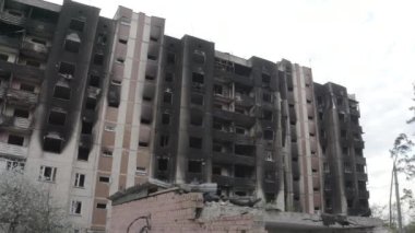 Rusya 'nın Ukrayna' ya yaptığı saldırıdan sonra Bucha şehrindeki Kyiv bölgesinde hasar gören yerleşim yeri. Rus-Ukrayna savaşı. Havadan. Evde yangın var.. 