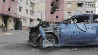 Rusya 'nın Ukrayna' ya yaptığı saldırıdan sonra Bucha şehrindeki Kyiv bölgesinde hasar gören yerleşim yeri. Rus-Ukrayna savaşı. Havadan. Evde yangın var.. 