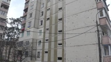 Rusya 'nın Ukrayna' ya yaptığı saldırıdan sonra Bucha şehrindeki Kyiv bölgesinde hasar gören yerleşim yeri. Rus-Ukrayna savaşı. Havadan. Evde yangın var.. 