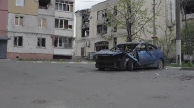 Rusya 'nın Ukrayna' ya yaptığı saldırıdan sonra Bucha şehrindeki Kyiv bölgesinde hasar gören yerleşim yeri. Rus-Ukrayna savaşı. Havadan. Evde yangın var.. 